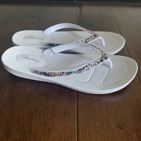 sketchers flip flops women